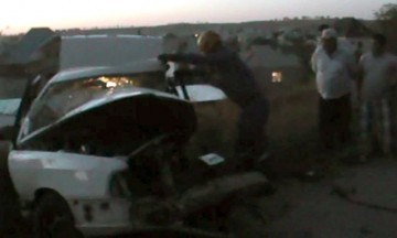 Из разбитой "Ауди", спасатели пытаются вызволить тело водителя