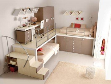 А как вам вот такой вариант маленькой детской? «Двухэтажные» кровати есть у многих, а здесь на второй уровень уходит мебель и рабочее место. Просторно, креативно, современно – ваши дети это оценят
