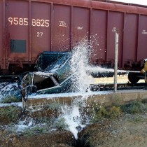 Спасатели залили покорёженный автомобиль пеной, чтобы он не загорелся