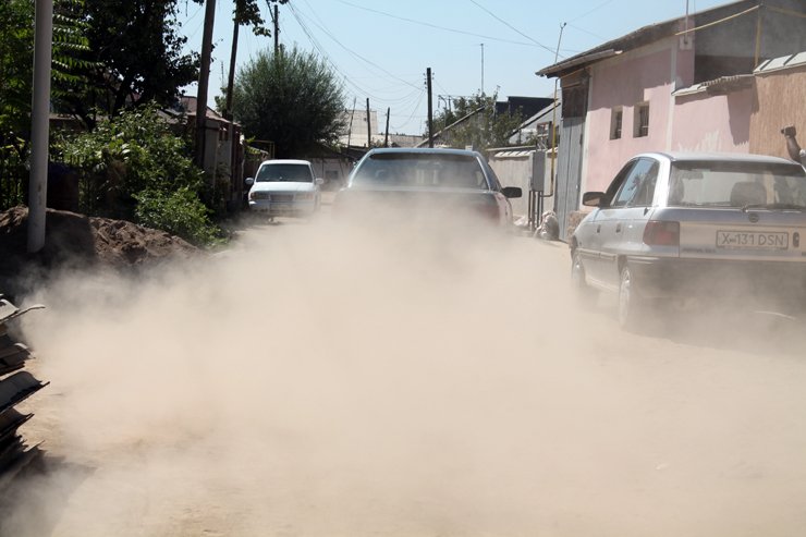 Тем временем автовладельцы разьезжают по улицам поднимая пыль