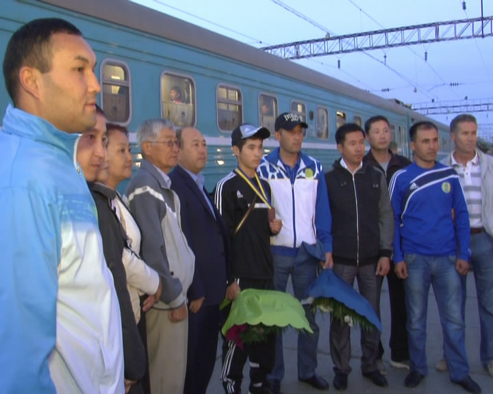 бронзового призера чемпионата мира по боксу чествовали на железнодорожном вокзале Шымкента