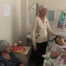 Девушка хотела перейти дорогу, но оказалась на больничной койке