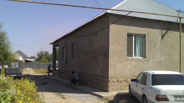 В этом доме жила 7-летняя Фатима Сарматова. Вместе с семьей скорбят все родные, соседи и друзья