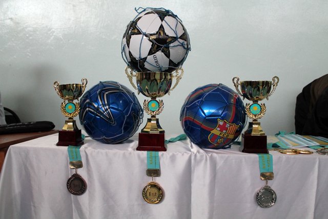 Награды, кубки и призы турнира по мини футболу и настольному теннису в первой школе интернат