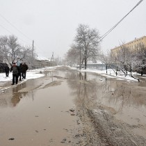 Местным жителям приходится пересекать такие водные преграды по небольшому краюшку земли, куда не попала вода