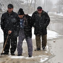 Пожилым выйти на улицу или прогуляться до ближайшего магазина просто не возможно. Всему виной водные преграды