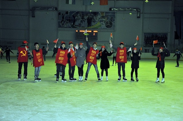 В Шымкенте провели массовые катания на коньках в честь Олимпиады в Сочи