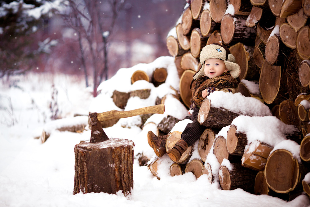 99px_ru_photo_138549_malchik_sidjashij_sredi_zasnejennih_breven_pered_nim_stoit