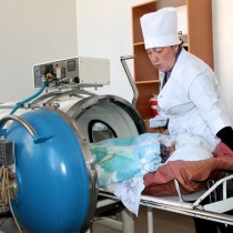 Медицинская процедура лечения кислородом под повышенным давлением в барокамере