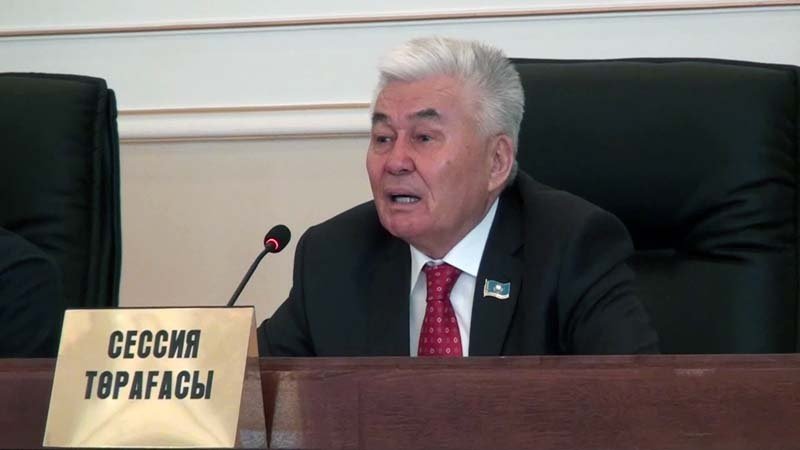 Председатель сессии Султанбек Сугирбаев