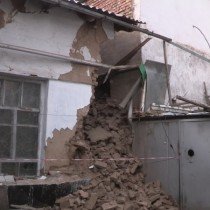 В момент обрушения в жилище находились хозяева дома и гости, но никто из них не пострадал