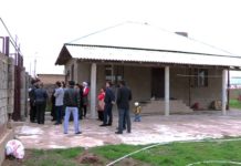 Мать ВИЧ-инфицированного ребенка с пятью детьми выселяют из дома в Шымкенте