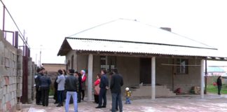 Мать ВИЧ-инфицированного ребенка с пятью детьми выселяют из дома в Шымкенте