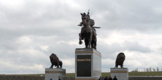 Памятник Алпамыс батыру установили в Шымкенте Памятник, высотой более 15 метров виден из далека