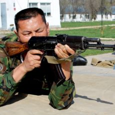 Стрельба из автомата Калашникова. Дистанция 100 метров, положение — лежа