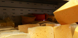 Украинские сыры и российских кур запретили ввозить в Казахстан Отказываться полностью от зарубежной продукции продавцы не советуют