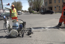 Новую разметку нанесли на дорогах Шымкента Покраска разделительных линий и пешеходных дорог города