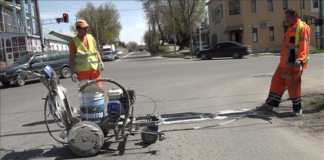 Новую разметку нанесли на дорогах Шымкента Покраска разделительных линий и пешеходных дорог города