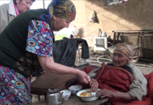 В Шымкенте пенсионерку родные выселили на улицу Сноха приносит еду 82-летней бабушке