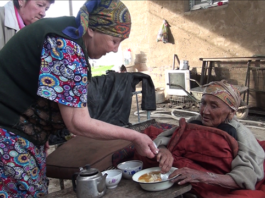Сноха приносит еду 82-летней бабушке