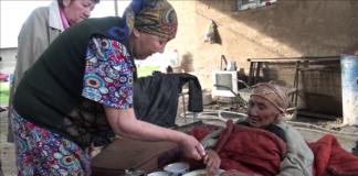 В Шымкенте пенсионерку родные выселили на улицу Сноха приносит еду 82-летней бабушке