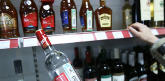 В ЮКО налоговики крышевали ОПГ, производящую контрафактный алкоголь