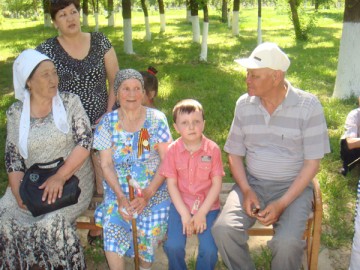 Илюша Проказин (в центре) поздравил ветеранов с Днем Победы