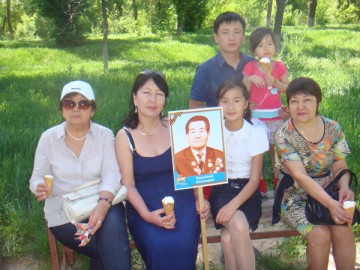 Дети и внуки участника Великой Отечественной войны Шылмырзы Кеделбаева пронесли его портрет в колонне «Бессмертного полка»