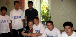 Шымкентские студенты помогают ветеранам В праздничные дни студенты колледжа навестили героя войны