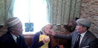 90-летний юбилей отметила труженица тыла Елена Тарасова Поздравить именинницу в дом к Елене Тарасовой приехали представители совета ветеранов