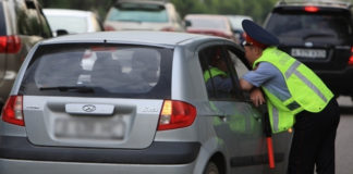 Водитель сбил полицейского и протащил его по дороге в ЮКО