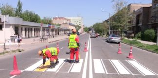 В Шымкенте обновляют дорожные знаки и разметку Пешеходный переход