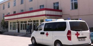 Крыша магазина упала на голову женщины в селе Сайрам