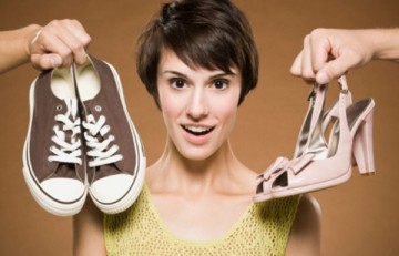 Медики говорят, что на обуви хоть маленький каблучок, да должен быть – так нагрузка на стопу распределяется равномерно