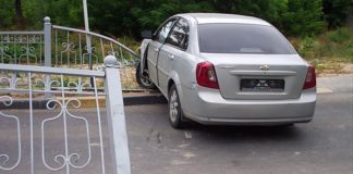 Водитель уснул за рулем и врезался в дорожное ограждение