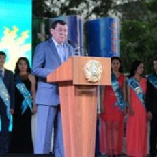 Глава Жамбылской области Карим Кокрекбаев вручил нагрудные знаки «Алтын белгі» 38 выпускникам.