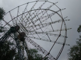В Шымкенте демонтировали аттракцион «Чертово колесо»