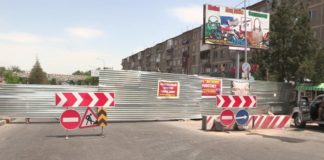В Шымкенте строят подземный переход Строители загородили дорогу