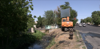 В Шымкенте начались работы по очистке каналов Очистка канала экскаватором