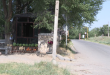 В Шымкенте арбузы и дыни продаются прямо у входа на кладбище Христианское городское кладбище в Шымкенте