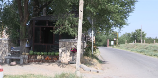 В Шымкенте арбузы и дыни продаются прямо у входа на кладбище Христианское городское кладбище в Шымкенте