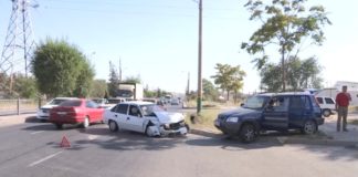 Возле дендропарка столкнулись два автомобиля Оба автомобиля сильно искореженны