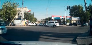 В Шымкенте мужчина попал под машину, перебегая дорогу (видео)