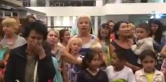 Казахстанцы, застрявшие в Турции, не могут вернуться домой "Мы оказались заложниками игр компании "Гульнар тур". Уже второй день ждем вылета в Алмату, нам обещали, а сегодня заявили, что самолетов нет и не будет. Что нам делать? Денег нет, питание не дают. Мы хотим домой"!