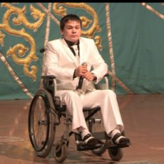 мальчик на коляске