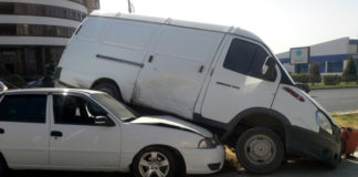 Легковой автомобиль припарковался под «ГАЗелью»