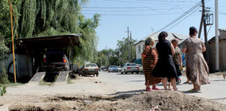 В прорыве водопровода на улице Тажибаева жители винят подрядчиков