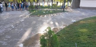 В 100 тысяч тенге оценила администрация парка ущерб от «обливалок» Помятый газон и куча пластиковых бутылок осталось после флеш-моба