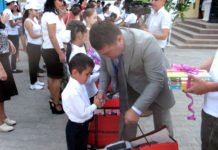 В Шымкенте чиновники и предприниматели помогли детям собраться в школу