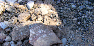 В Сайраме строители обнаружили человеческие кости Глазуированные сосуды, расписные кувшины и посуду с орнаментом разных веков обнаружили археологи в самом центре Сайрама